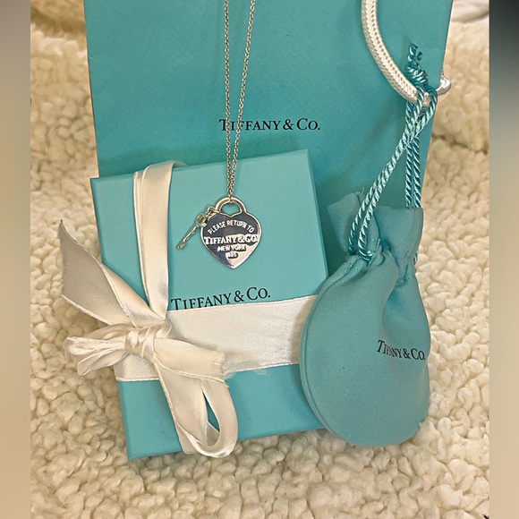 Authentic Tiffany & Co. Silver Heart Stamped Pendant and Key Necklace. - Picture 14 of 16